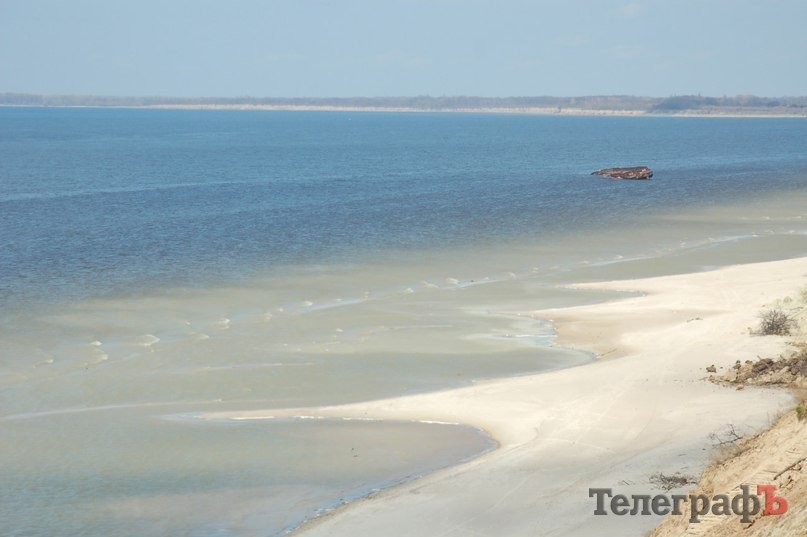 Баржа, которая билась о дамбу Кременчугского водохранилища теперь сидит на мели у горы Пивихи (ФОТО) Баржа, которая билась о дамбу Кременчугского водохранилища теперь сидит на мели у горы Пивихи (ФОТО)