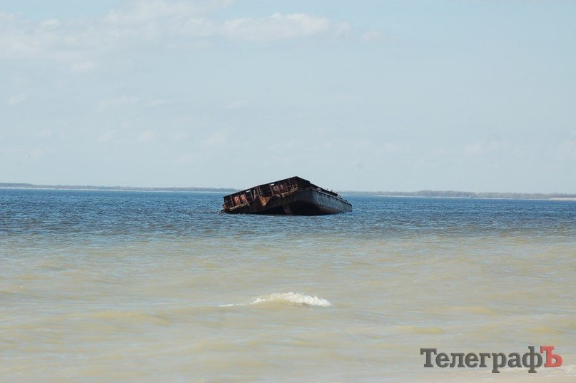 Баржа, которая билась о дамбу Кременчугского водохранилища теперь сидит на мели у горы Пивихи (ФОТО) Баржа, которая билась о дамбу Кременчугского водохранилища теперь сидит на мели у горы Пивихи (ФОТО)