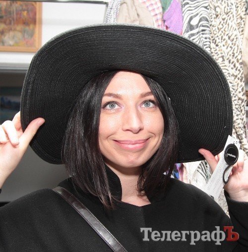 Похоже, в этом сезоне модно все, что можно надеть на голову Похоже, в этом сезоне модно все, что можно надеть на голову