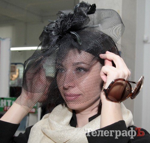Похоже, в этом сезоне модно все, что можно надеть на голову Похоже, в этом сезоне модно все, что можно надеть на голову