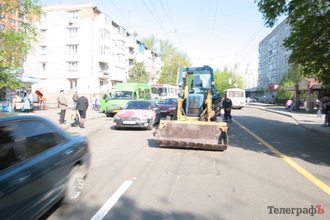 В Кременчуге у трактора отвалилось колесо и скатилось на остановку (ФОТО) В Кременчуге у трактора отвалилось колесо и скатилось на остановку (ФОТО)