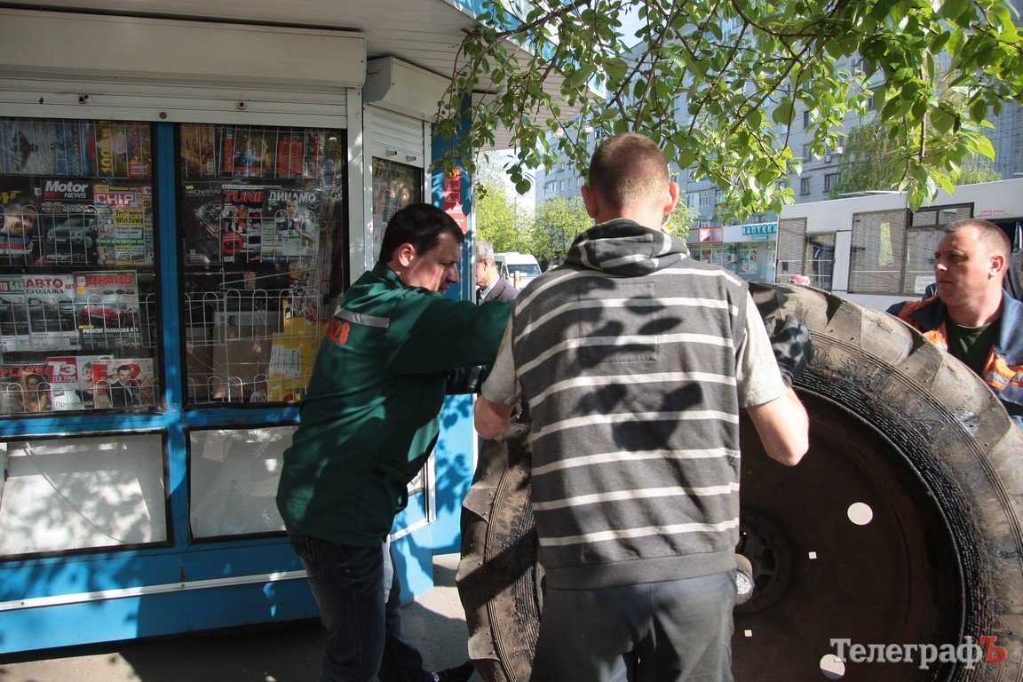 В Кременчуге у трактора отвалилось колесо и скатилось на остановку (ФОТО) В Кременчуге у трактора отвалилось колесо и скатилось на остановку (ФОТО)