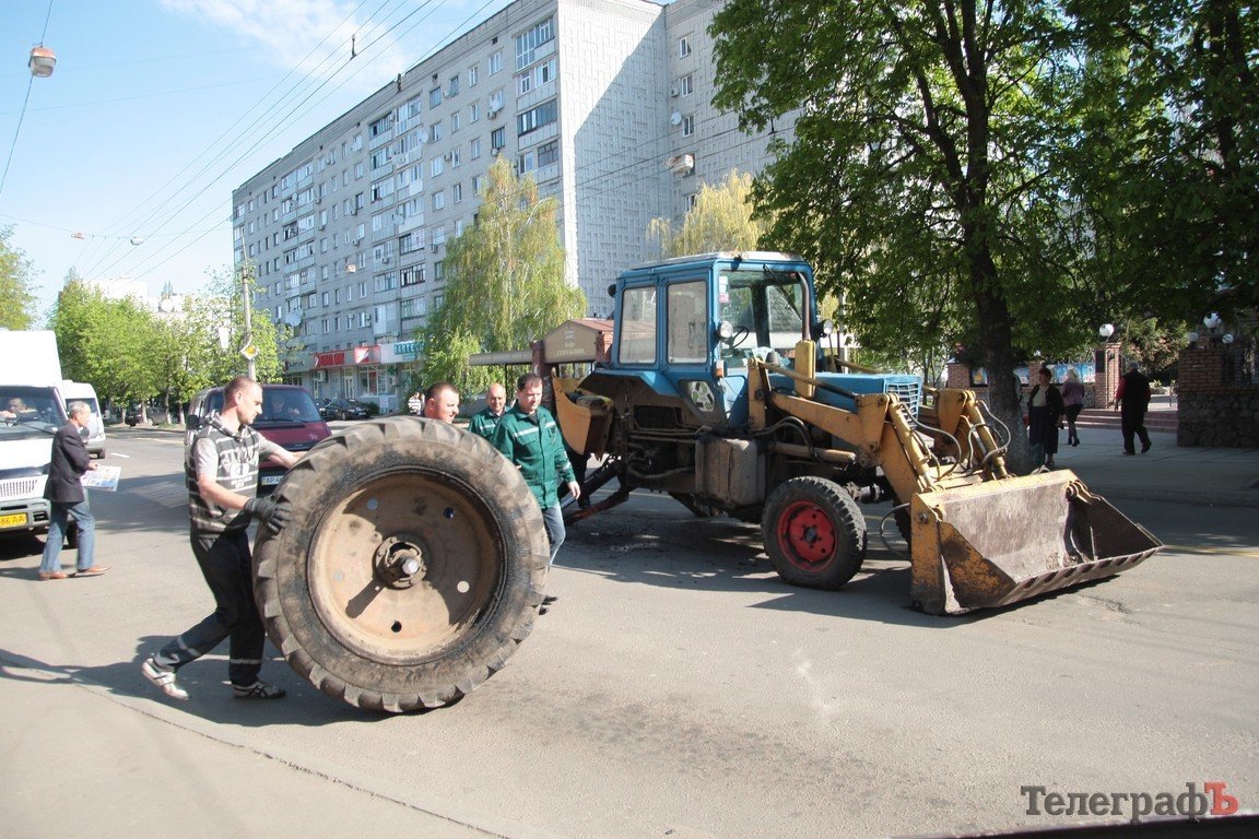 В Кременчуге у трактора отвалилось колесо и скатилось на остановку (ФОТО) В Кременчуге у трактора отвалилось колесо и скатилось на остановку (ФОТО)