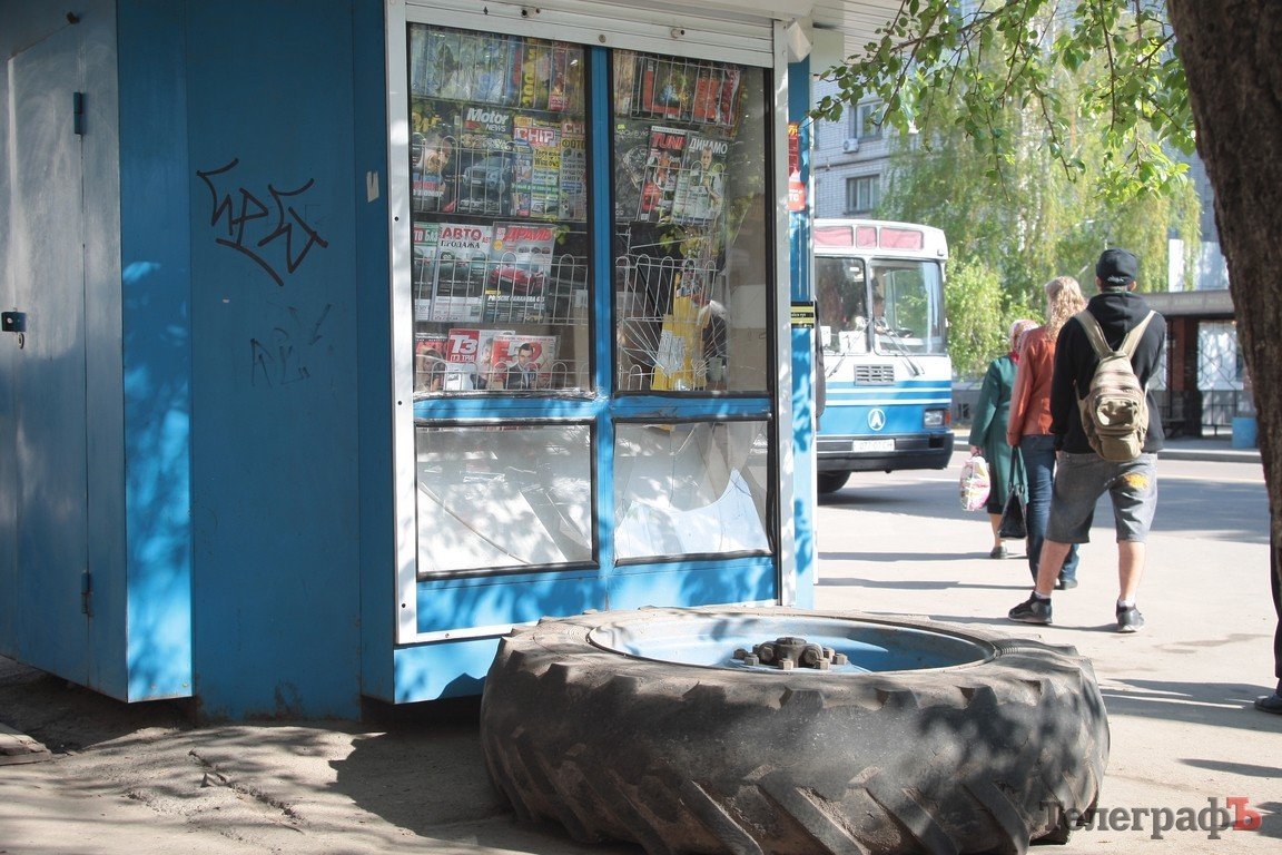В Кременчуге у трактора отвалилось колесо и скатилось на остановку (ФОТО) В Кременчуге у трактора отвалилось колесо и скатилось на остановку (ФОТО)