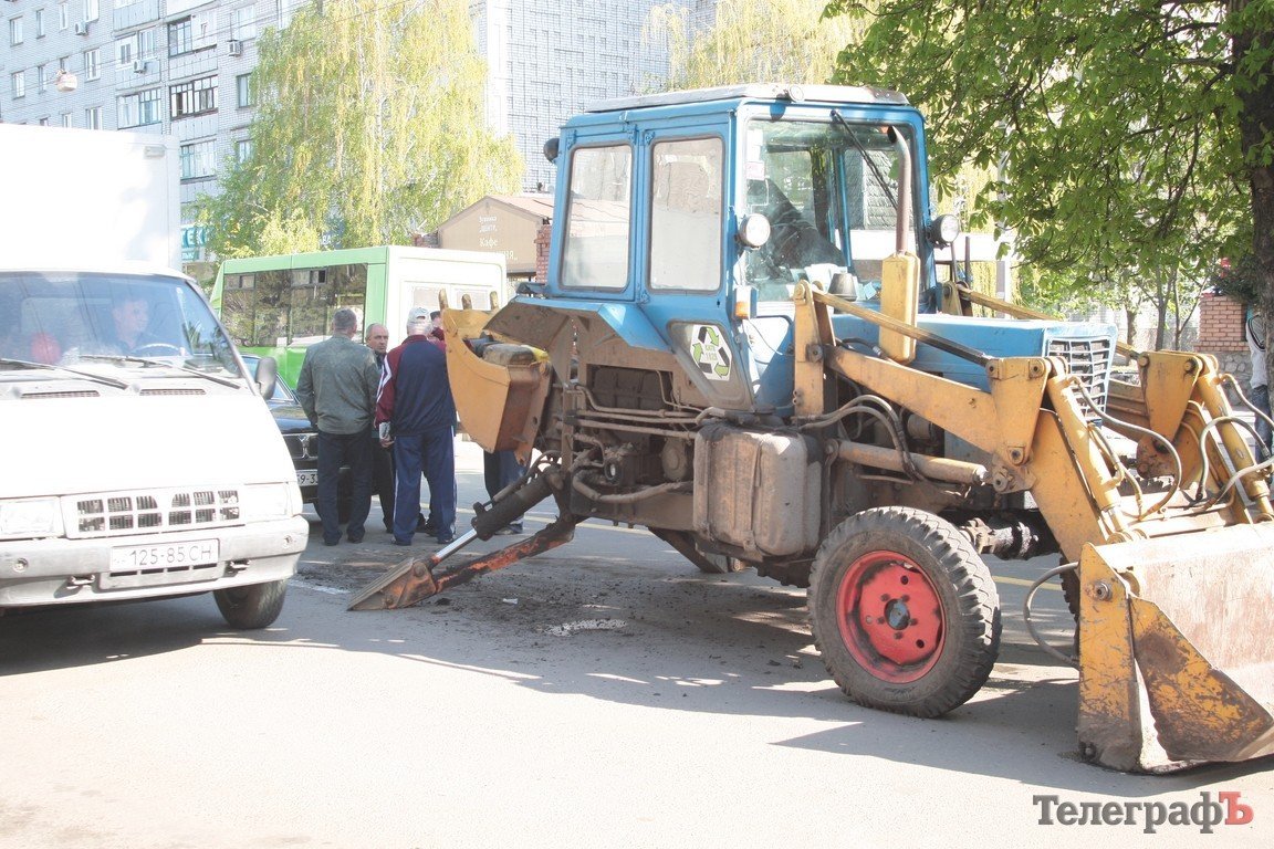 В Кременчуге у трактора отвалилось колесо и скатилось на остановку (ФОТО) В Кременчуге у трактора отвалилось колесо и скатилось на остановку (ФОТО)