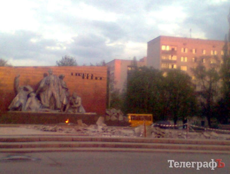 В Кременчуге начали реконструировать мемориал «Вечно живым» В Кременчуге начали реконструировать мемориал «Вечно живым»