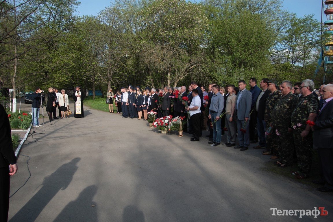 В Кременчуге на митинг-чернобыльцев собралось очень мало людей (ФОТО) В Кременчуге на митинг-чернобыльцев собралось очень мало людей (ФОТО)