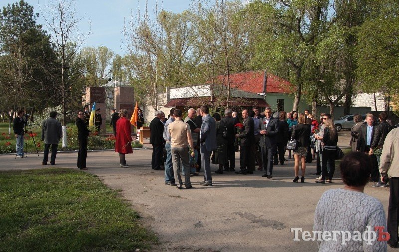 В Кременчуге на митинг-чернобыльцев собралось очень мало людей (ФОТО) В Кременчуге на митинг-чернобыльцев собралось очень мало людей (ФОТО)