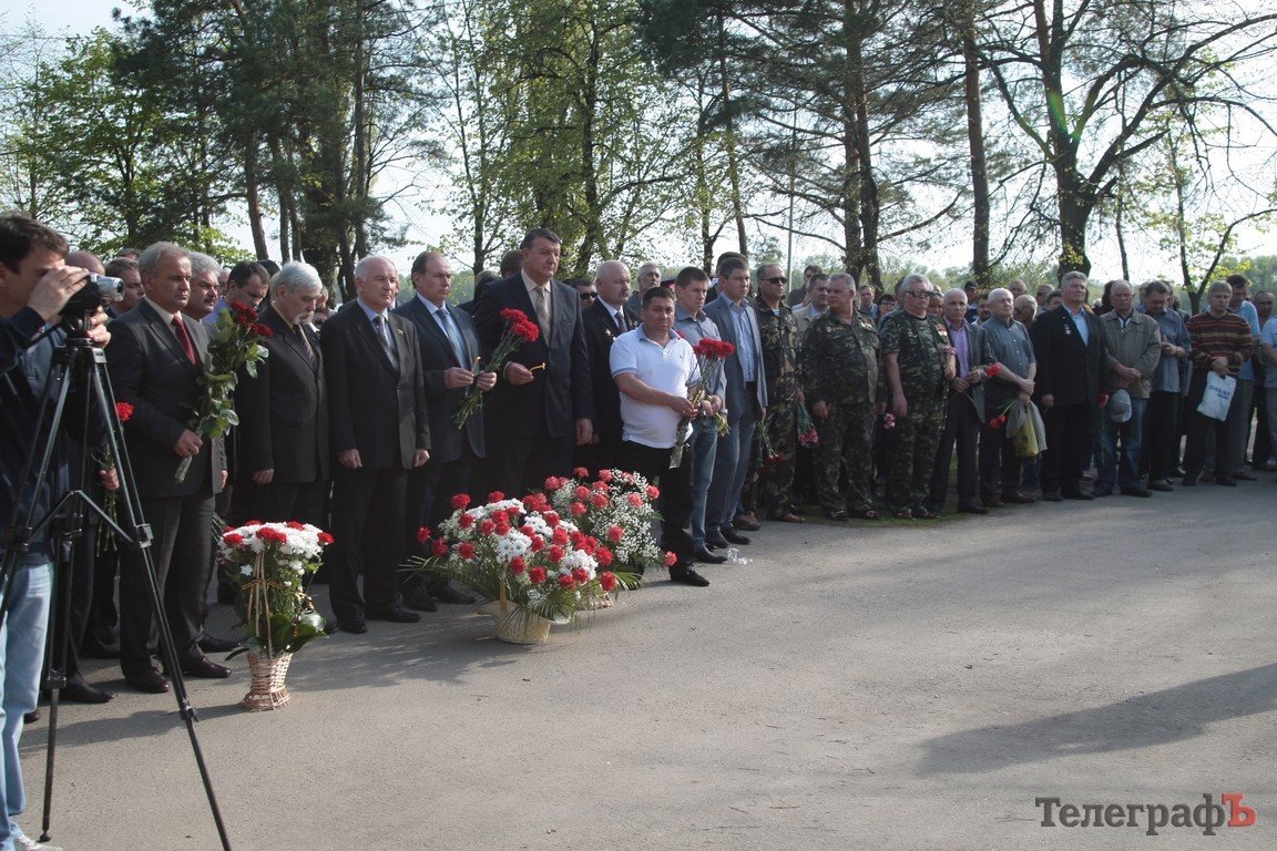 В Кременчуге на митинг-чернобыльцев собралось очень мало людей (ФОТО) В Кременчуге на митинг-чернобыльцев собралось очень мало людей (ФОТО)