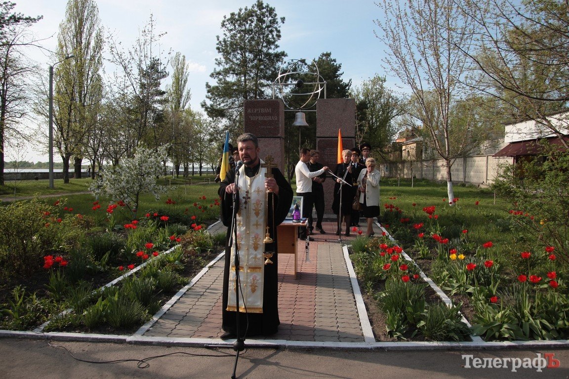 В Кременчуге на митинг-чернобыльцев собралось очень мало людей (ФОТО) В Кременчуге на митинг-чернобыльцев собралось очень мало людей (ФОТО)