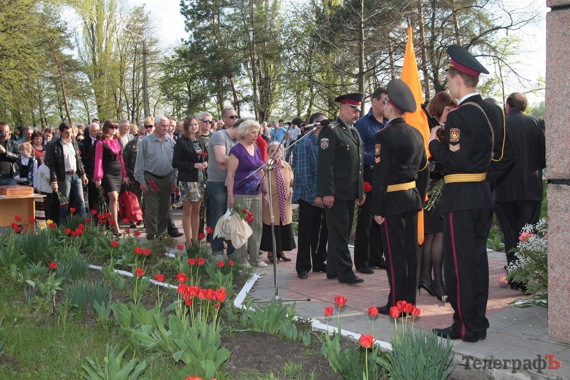 В Кременчуге на митинг-чернобыльцев собралось очень мало людей (ФОТО) В Кременчуге на митинг-чернобыльцев собралось очень мало людей (ФОТО)
