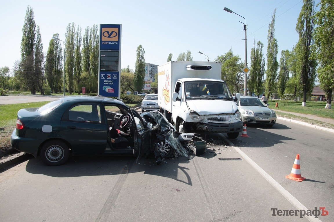 В Кременчуге автомобиль Daewoo столкнулся в лобовую с «ГАЗелью» (ФОТО, ДОПОЛНЕНО) В Кременчуге автомобиль Daewoo столкнулся в лобовую с «ГАЗелью» (ФОТО, ДОПОЛНЕНО)