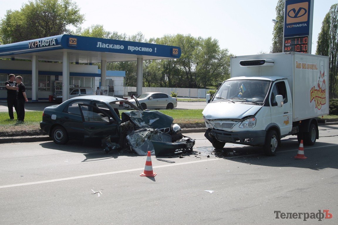 В Кременчуге автомобиль Daewoo столкнулся в лобовую с «ГАЗелью» (ФОТО, ДОПОЛНЕНО) В Кременчуге автомобиль Daewoo столкнулся в лобовую с «ГАЗелью» (ФОТО, ДОПОЛНЕНО)
