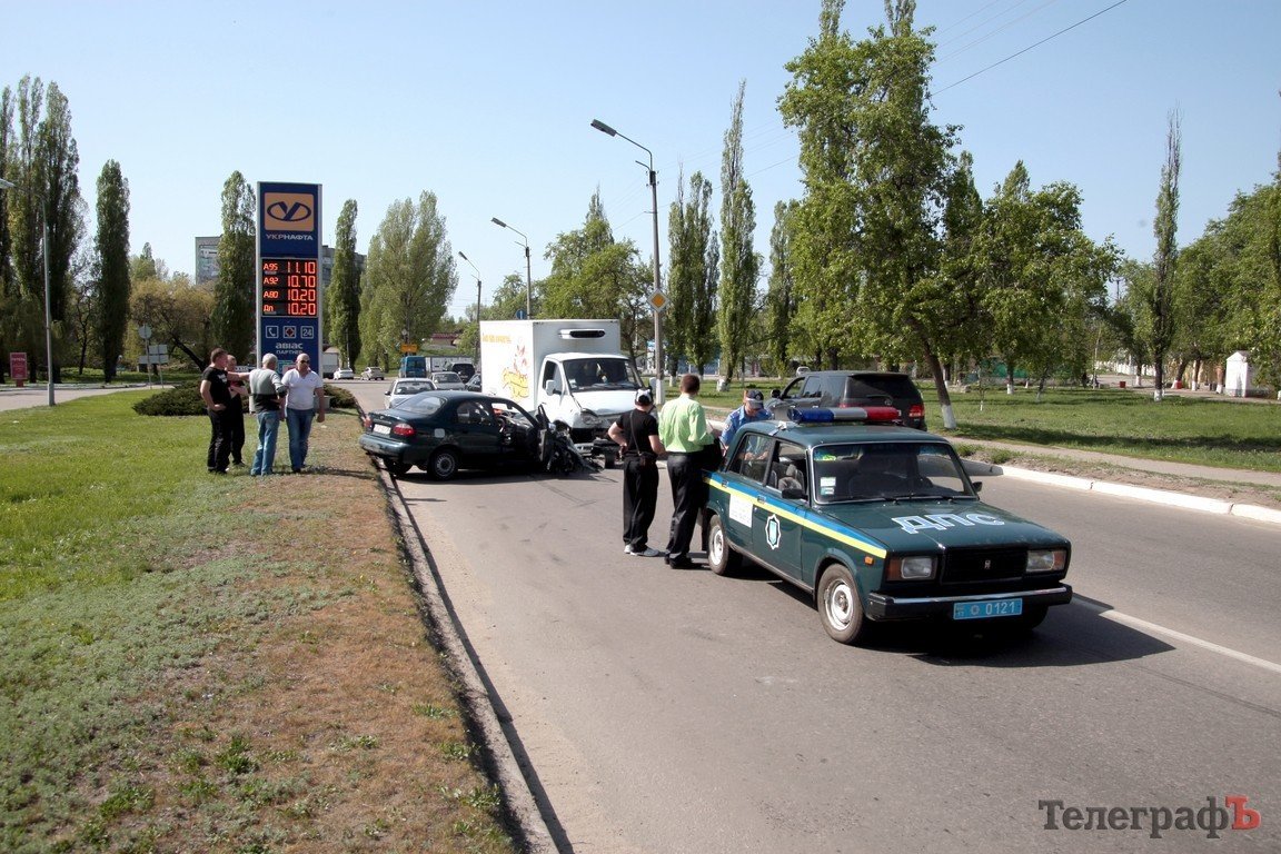 В Кременчуге автомобиль Daewoo столкнулся в лобовую с «ГАЗелью» (ФОТО, ДОПОЛНЕНО) В Кременчуге автомобиль Daewoo столкнулся в лобовую с «ГАЗелью» (ФОТО, ДОПОЛНЕНО)