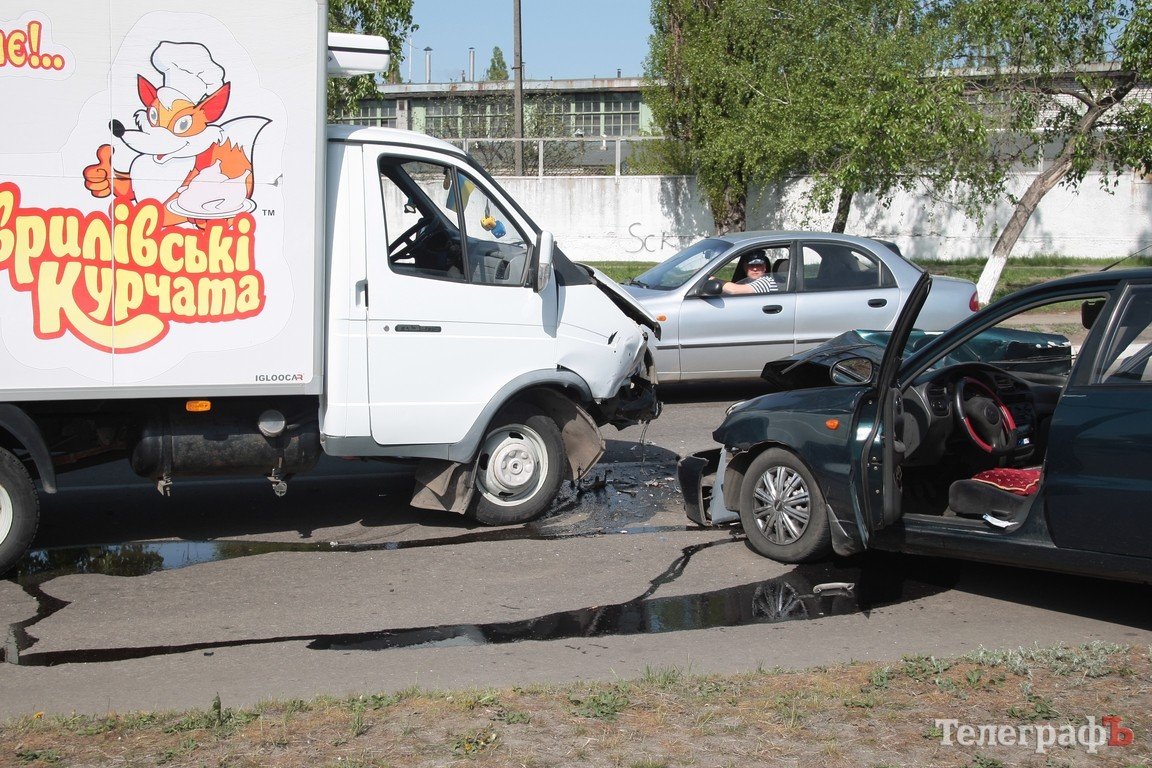 В Кременчуге автомобиль Daewoo столкнулся в лобовую с «ГАЗелью» (ФОТО, ДОПОЛНЕНО) В Кременчуге автомобиль Daewoo столкнулся в лобовую с «ГАЗелью» (ФОТО, ДОПОЛНЕНО)