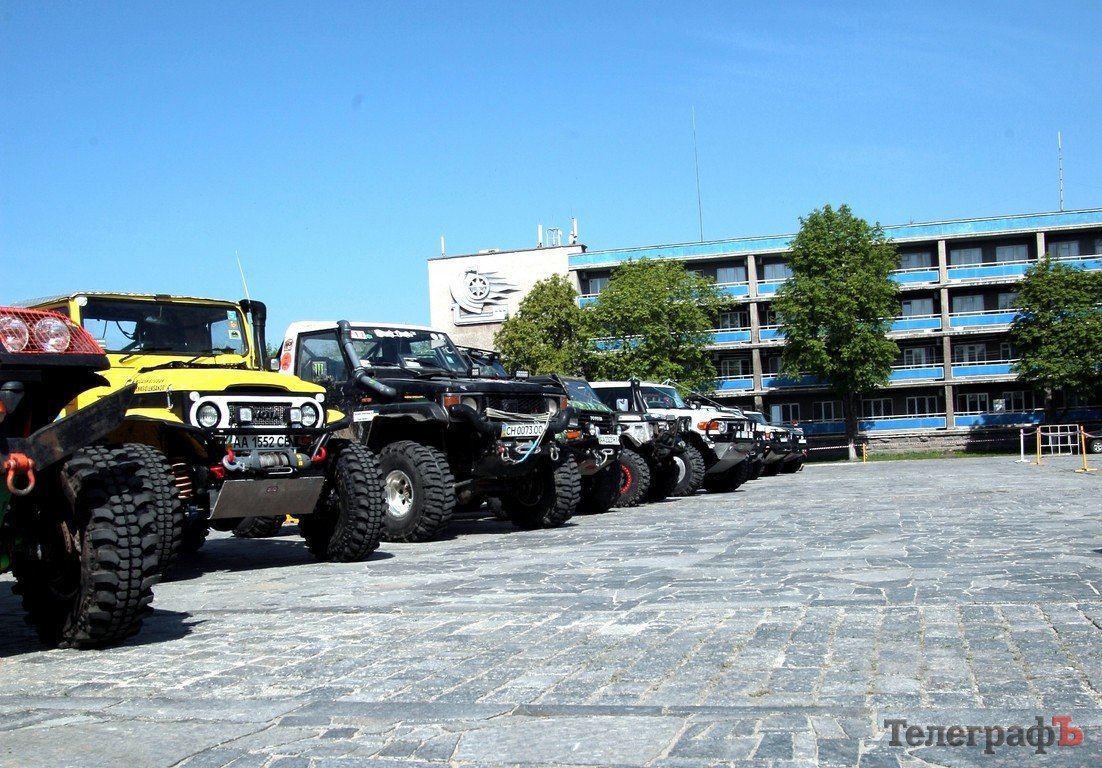 Площадь Победы в Кременчуге «оккупировала» техника участников BARSUK-Trophy 2012 (ФОТО) Площадь Победы в Кременчуге «оккупировала» техника участников BARSUK-Trophy 2012 (ФОТО)