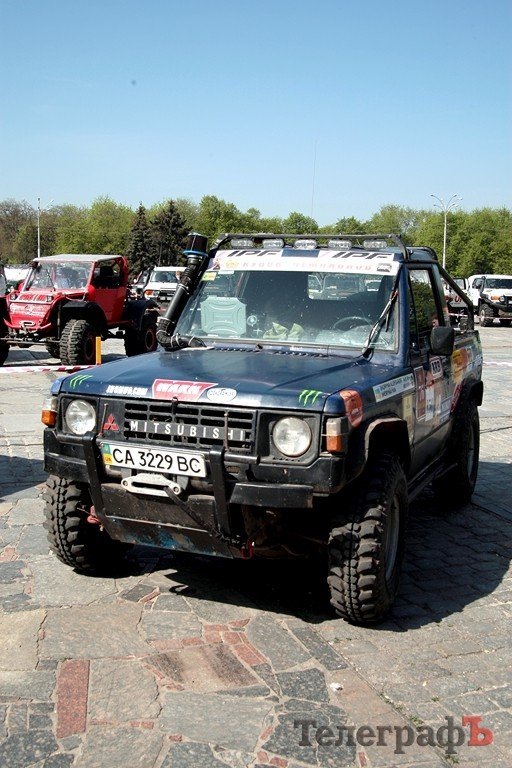 Площадь Победы в Кременчуге «оккупировала» техника участников BARSUK-Trophy 2012 (ФОТО) Площадь Победы в Кременчуге «оккупировала» техника участников BARSUK-Trophy 2012 (ФОТО)