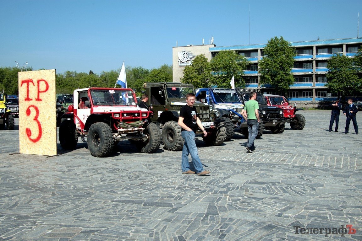 Площадь Победы в Кременчуге «оккупировала» техника участников BARSUK-Trophy 2012 (ФОТО) Площадь Победы в Кременчуге «оккупировала» техника участников BARSUK-Trophy 2012 (ФОТО)