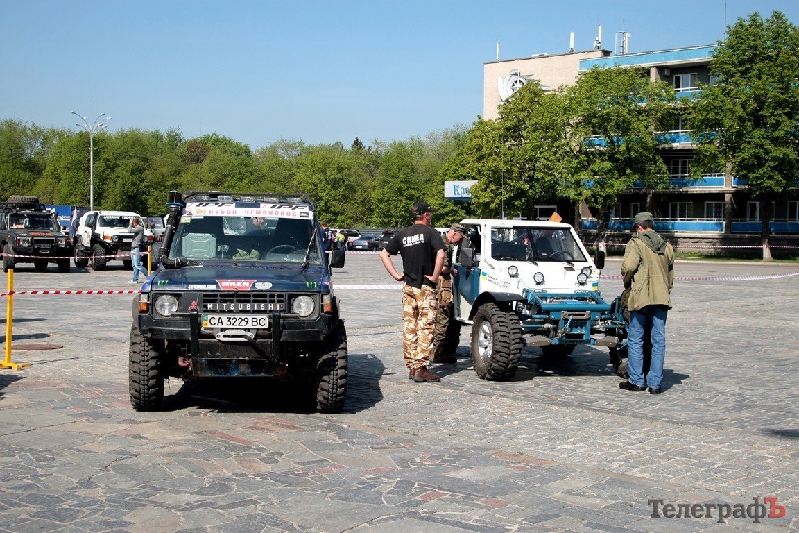 Площадь Победы в Кременчуге «оккупировала» техника участников BARSUK-Trophy 2012 (ФОТО) Площадь Победы в Кременчуге «оккупировала» техника участников BARSUK-Trophy 2012 (ФОТО)