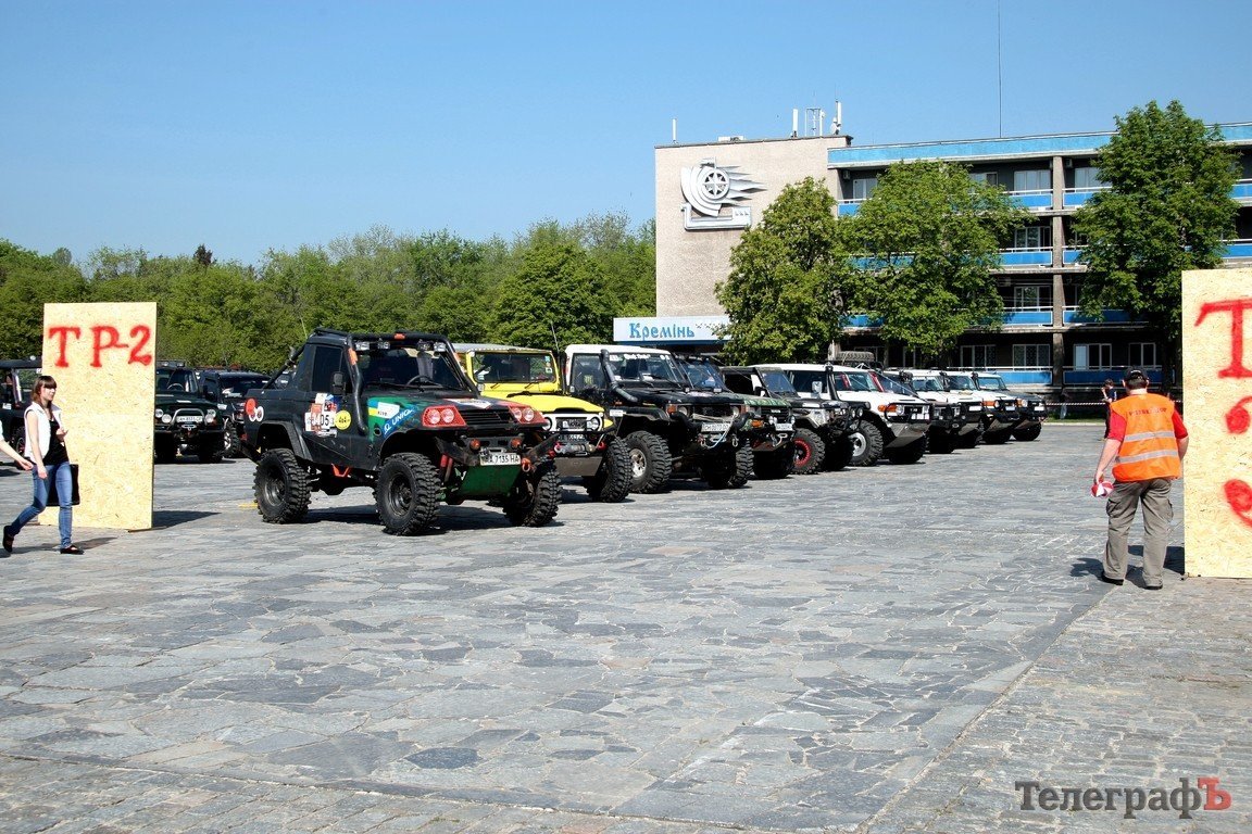 Площадь Победы в Кременчуге «оккупировала» техника участников BARSUK-Trophy 2012 (ФОТО) Площадь Победы в Кременчуге «оккупировала» техника участников BARSUK-Trophy 2012 (ФОТО)