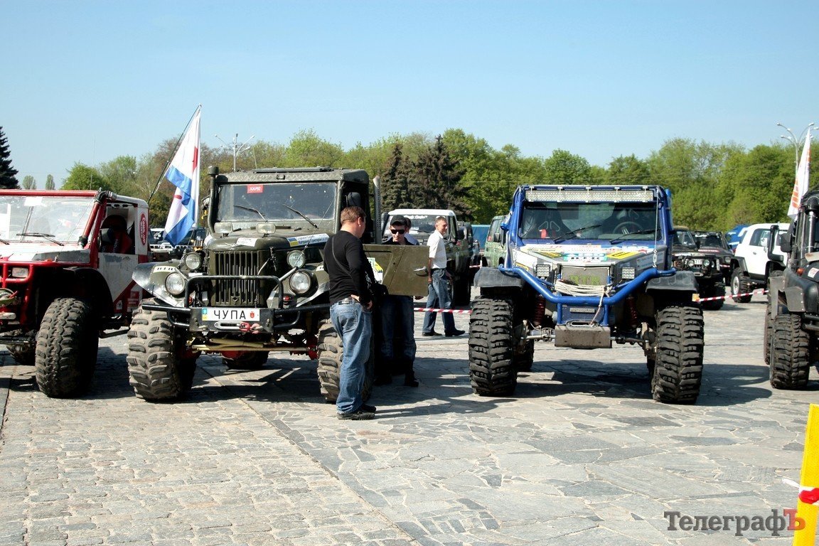Площадь Победы в Кременчуге «оккупировала» техника участников BARSUK-Trophy 2012 (ФОТО) Площадь Победы в Кременчуге «оккупировала» техника участников BARSUK-Trophy 2012 (ФОТО)