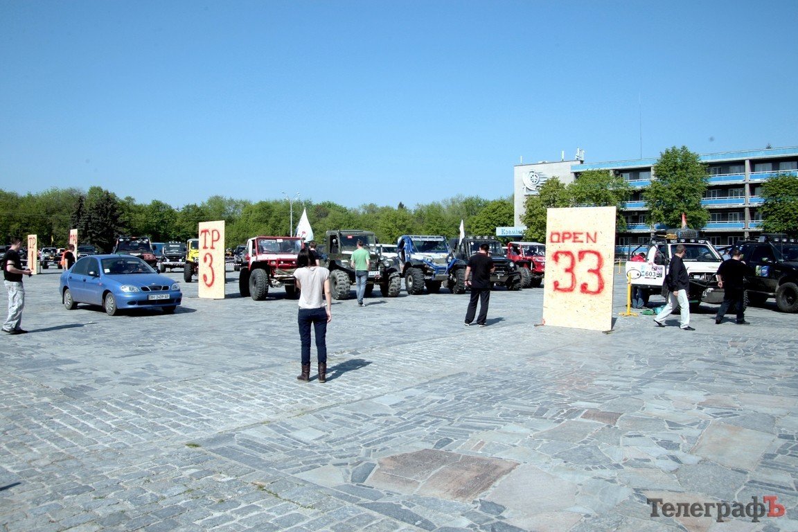Площадь Победы в Кременчуге «оккупировала» техника участников BARSUK-Trophy 2012 (ФОТО) Площадь Победы в Кременчуге «оккупировала» техника участников BARSUK-Trophy 2012 (ФОТО)