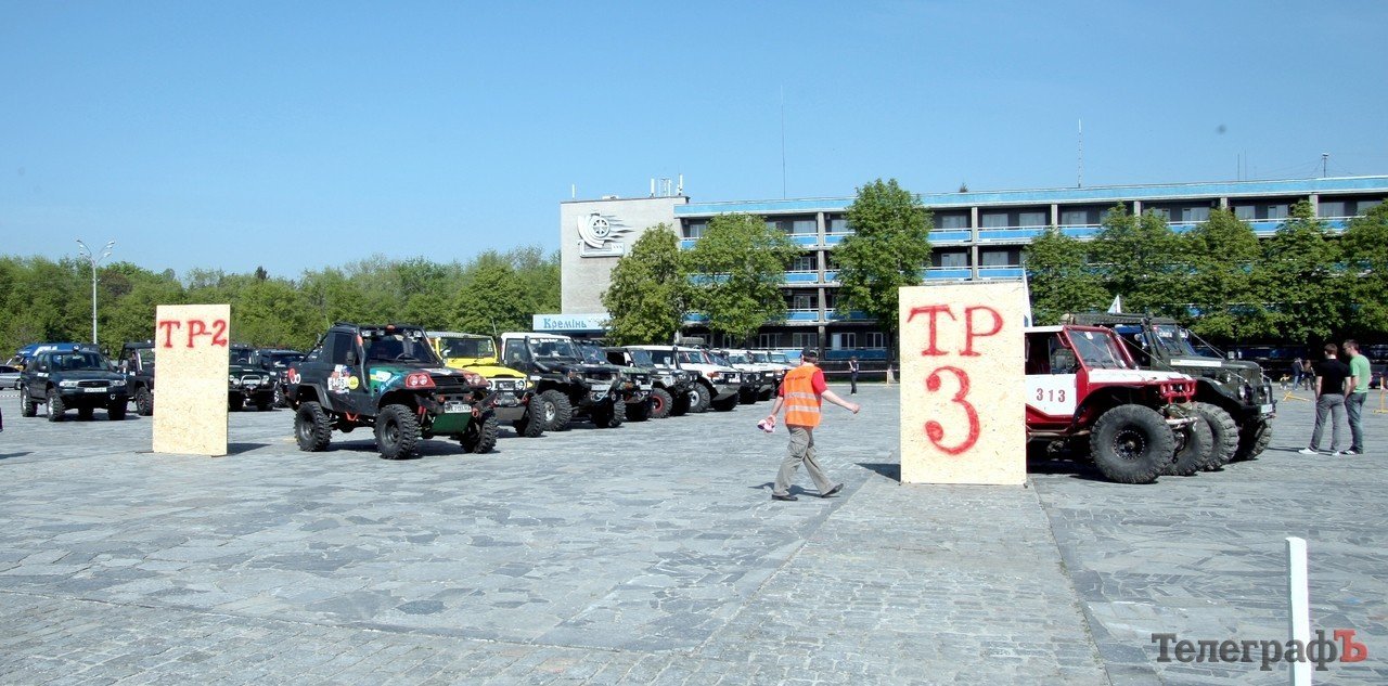 Площадь Победы в Кременчуге «оккупировала» техника участников BARSUK-Trophy 2012 (ФОТО) Площадь Победы в Кременчуге «оккупировала» техника участников BARSUK-Trophy 2012 (ФОТО)
