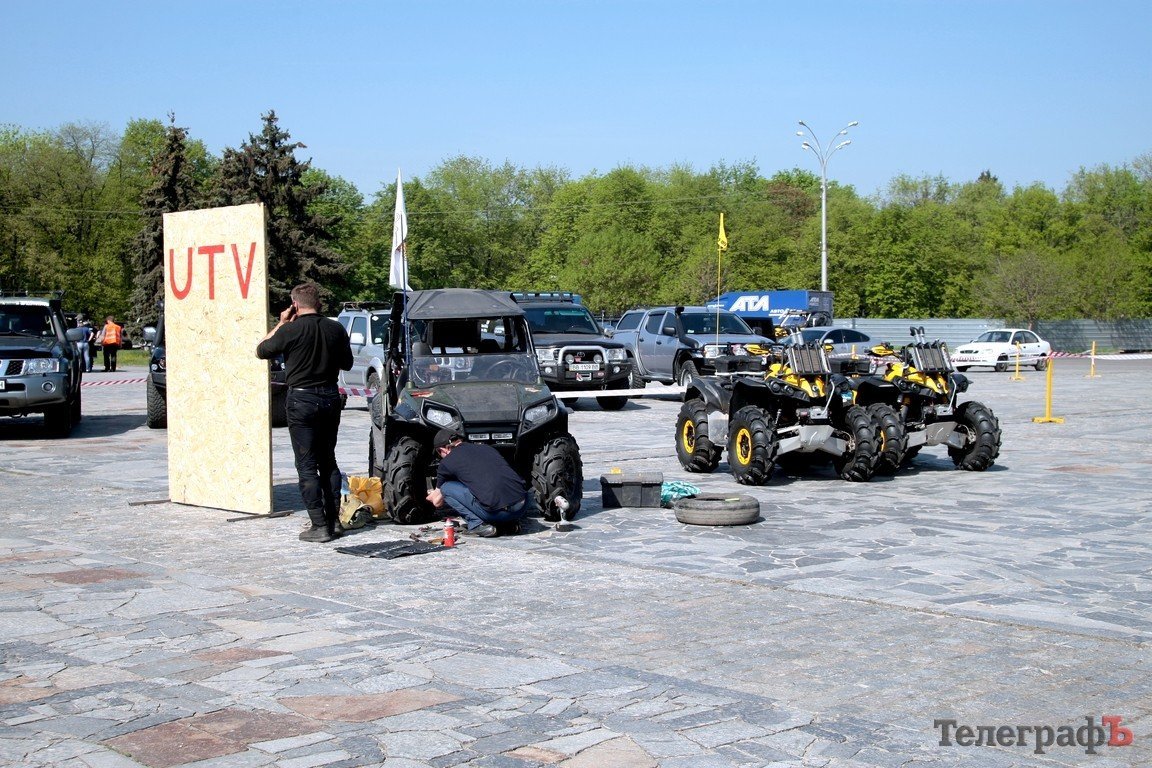 Площадь Победы в Кременчуге «оккупировала» техника участников BARSUK-Trophy 2012 (ФОТО) Площадь Победы в Кременчуге «оккупировала» техника участников BARSUK-Trophy 2012 (ФОТО)
