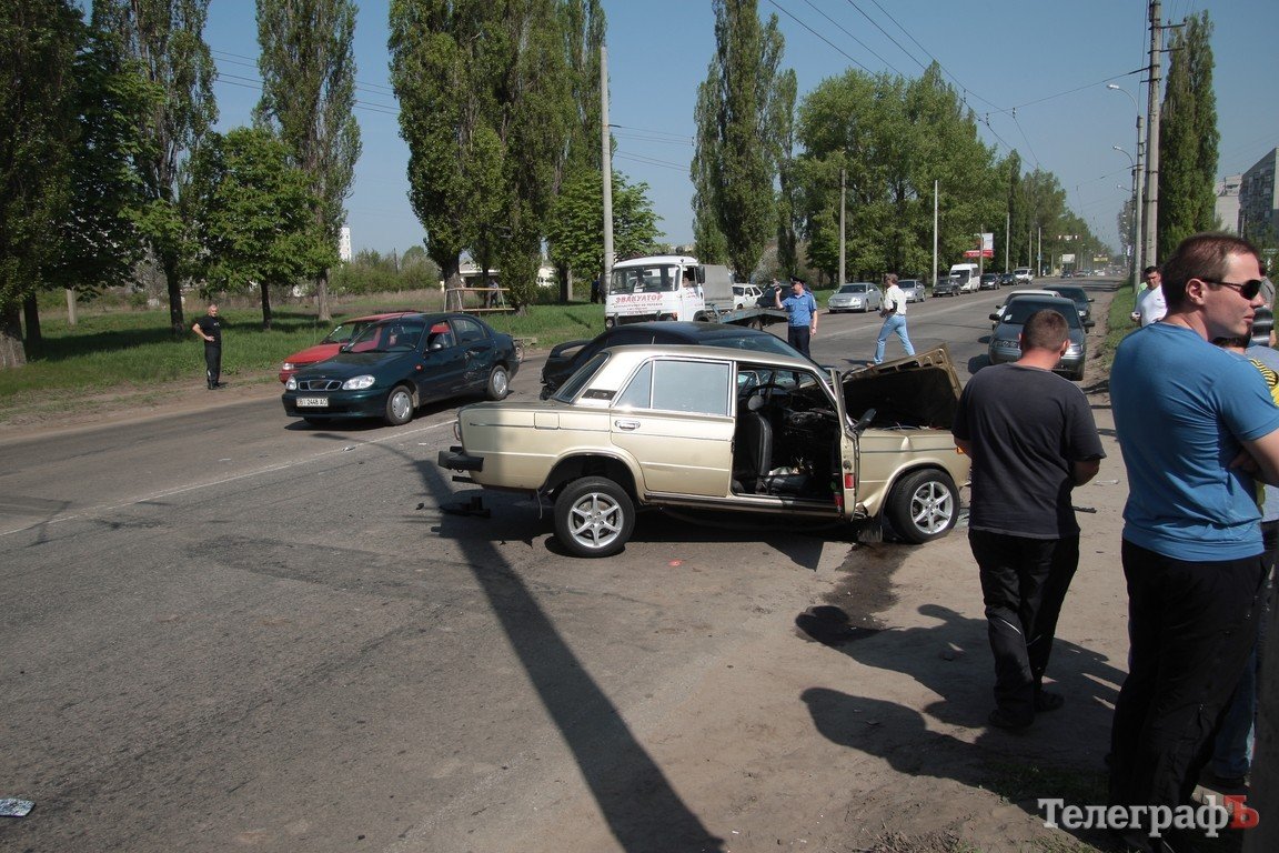 Возле "Простора" в лобовую столкнулись Mitsubishi Lancer и «ВАЗ-2106» (ВИДЕО, ФОТО) Возле "Простора" в лобовую столкнулись Mitsubishi Lancer и «ВАЗ-2106» (ВИДЕО, ФОТО)
