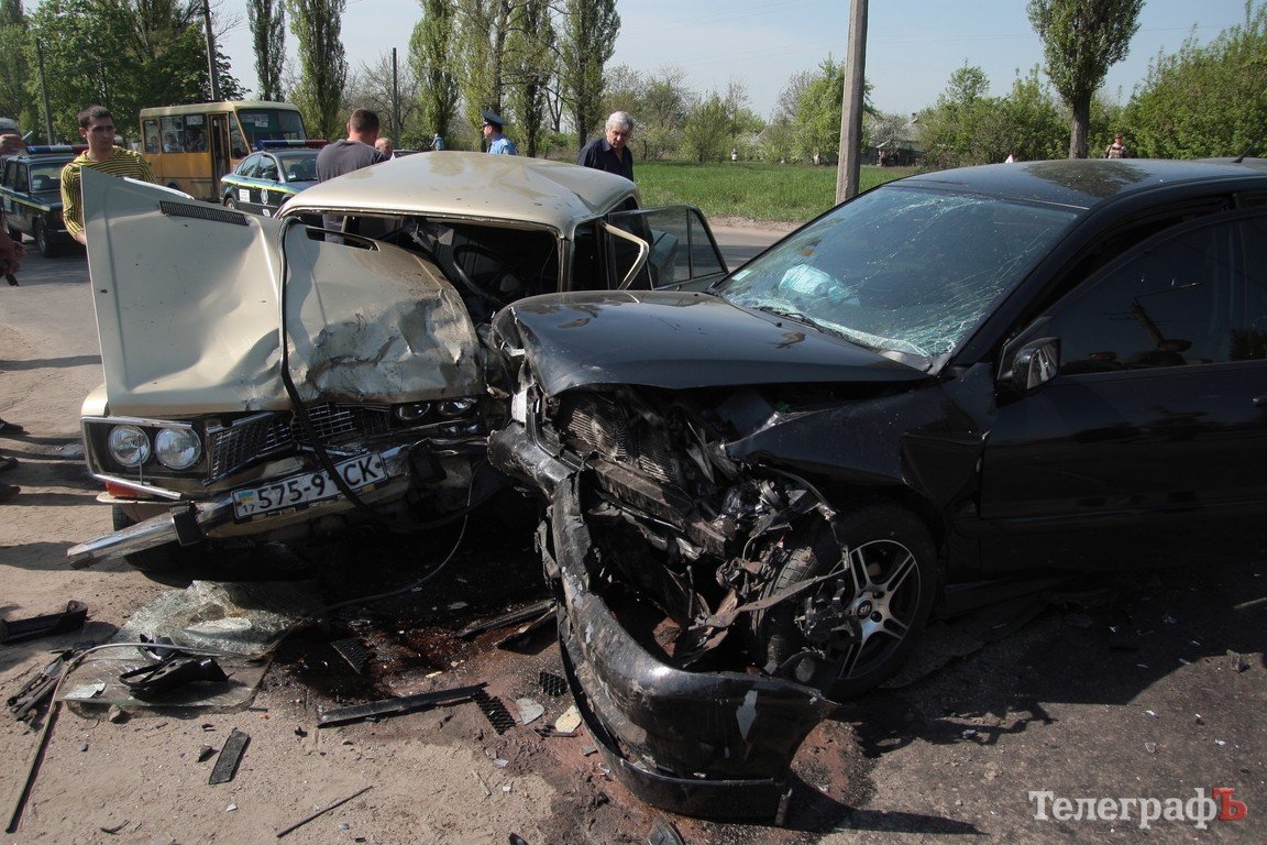 Возле "Простора" в лобовую столкнулись Mitsubishi Lancer и «ВАЗ-2106» (ВИДЕО, ФОТО) Возле "Простора" в лобовую столкнулись Mitsubishi Lancer и «ВАЗ-2106» (ВИДЕО, ФОТО)