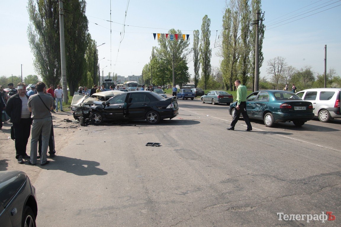 Возле "Простора" в лобовую столкнулись Mitsubishi Lancer и «ВАЗ-2106» (ВИДЕО, ФОТО) Возле "Простора" в лобовую столкнулись Mitsubishi Lancer и «ВАЗ-2106» (ВИДЕО, ФОТО)