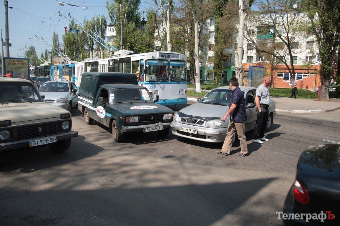 В Кременчуге возле ж/д вокзала пробка из-за аварии (ФОТО) В Кременчуге возле ж/д вокзала пробка из-за аварии (ФОТО)