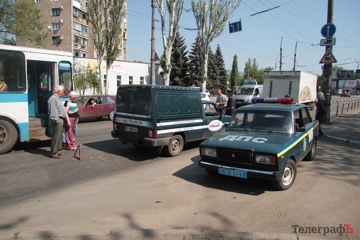 В Кременчуге возле ж/д вокзала пробка из-за аварии (ФОТО) В Кременчуге возле ж/д вокзала пробка из-за аварии (ФОТО)