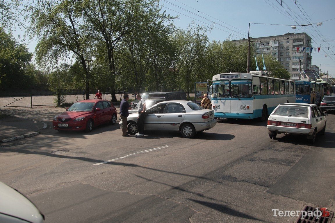 В Кременчуге возле ж/д вокзала пробка из-за аварии (ФОТО) В Кременчуге возле ж/д вокзала пробка из-за аварии (ФОТО)