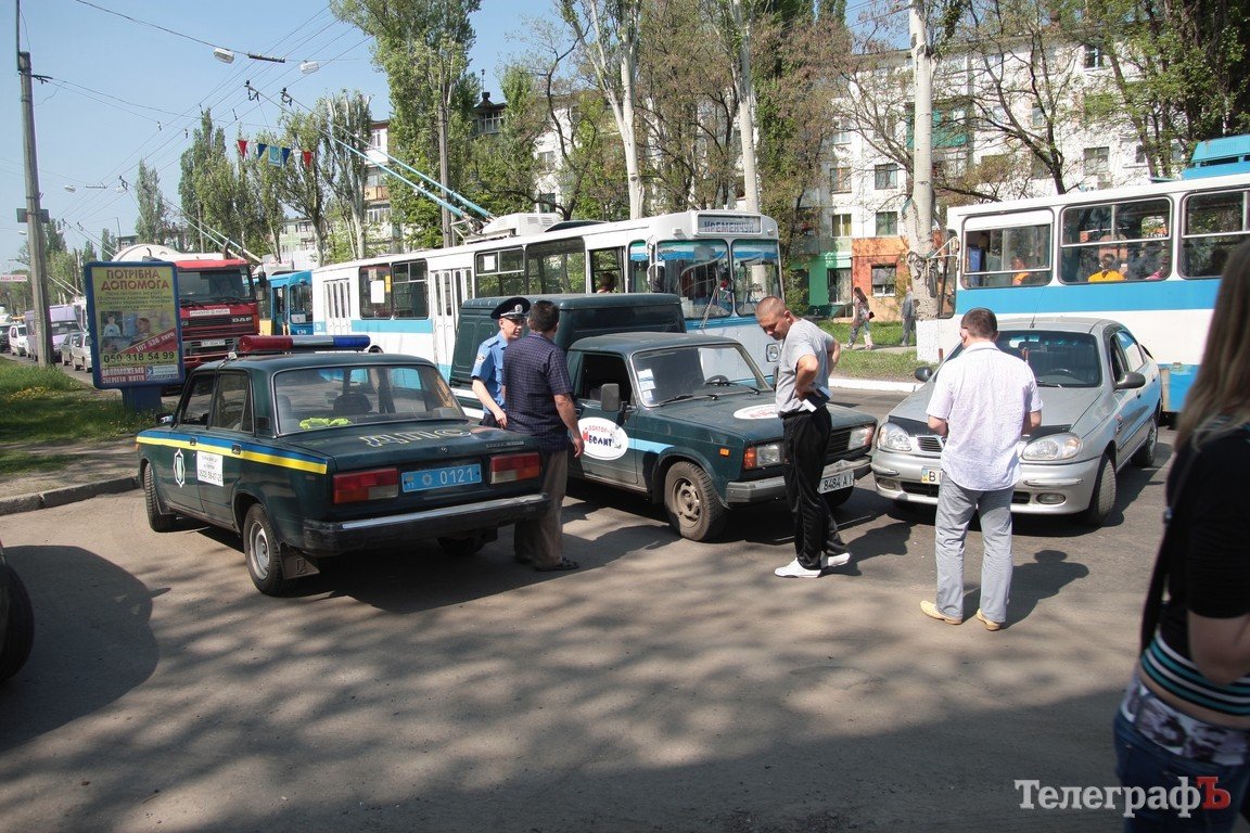 В Кременчуге возле ж/д вокзала пробка из-за аварии (ФОТО) В Кременчуге возле ж/д вокзала пробка из-за аварии (ФОТО)
