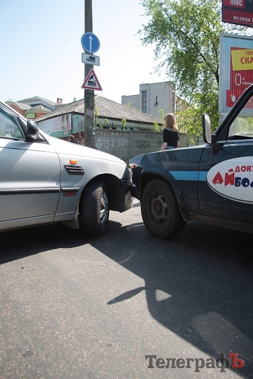 В Кременчуге возле ж/д вокзала пробка из-за аварии (ФОТО) В Кременчуге возле ж/д вокзала пробка из-за аварии (ФОТО)