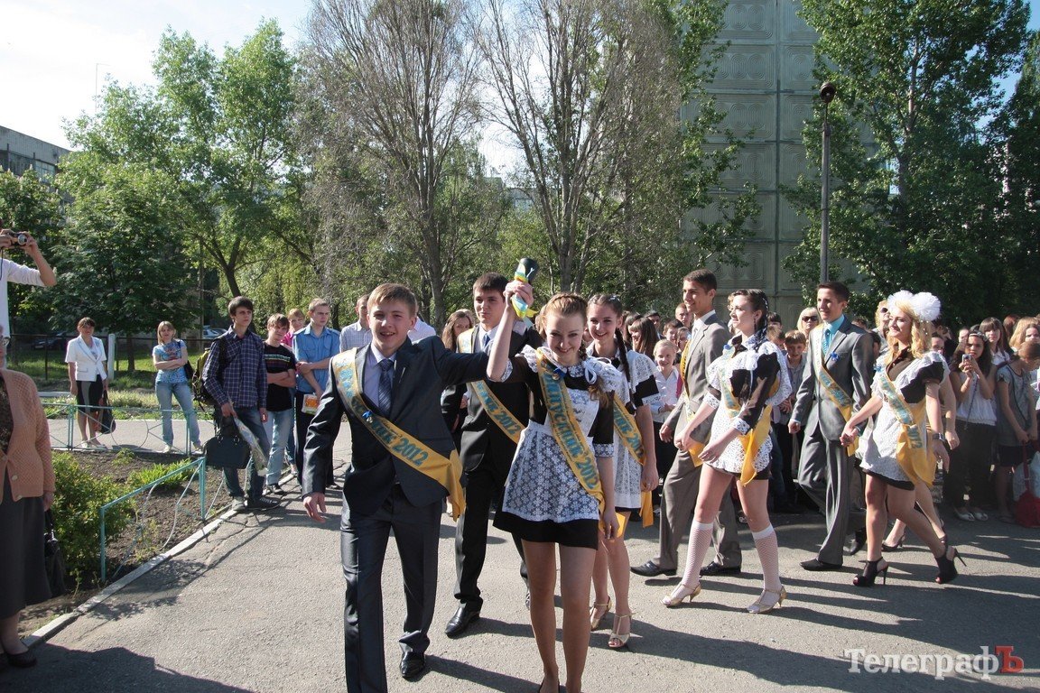 Сегодня у одиннадцатиклассников - последний звонок (ФОТОРЕПОРТАЖ) Сегодня у одиннадцатиклассников - последний звонок (ФОТОРЕПОРТАЖ)
