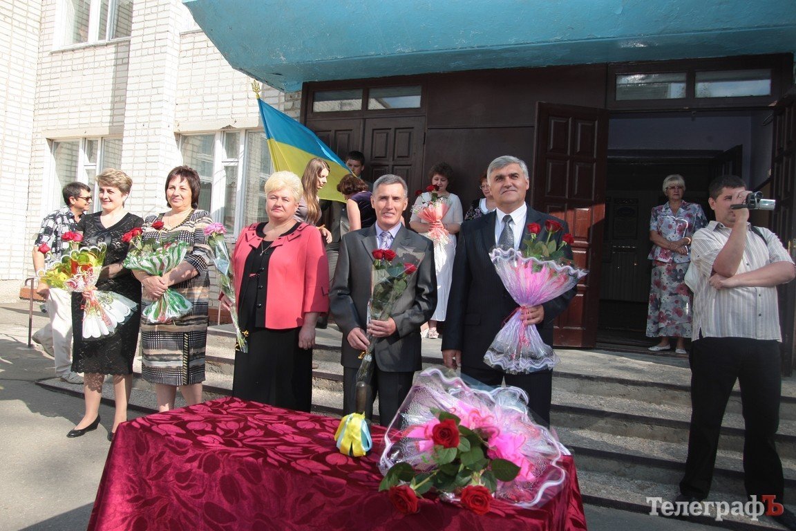 Сегодня у одиннадцатиклассников - последний звонок (ФОТОРЕПОРТАЖ) Сегодня у одиннадцатиклассников - последний звонок (ФОТОРЕПОРТАЖ)