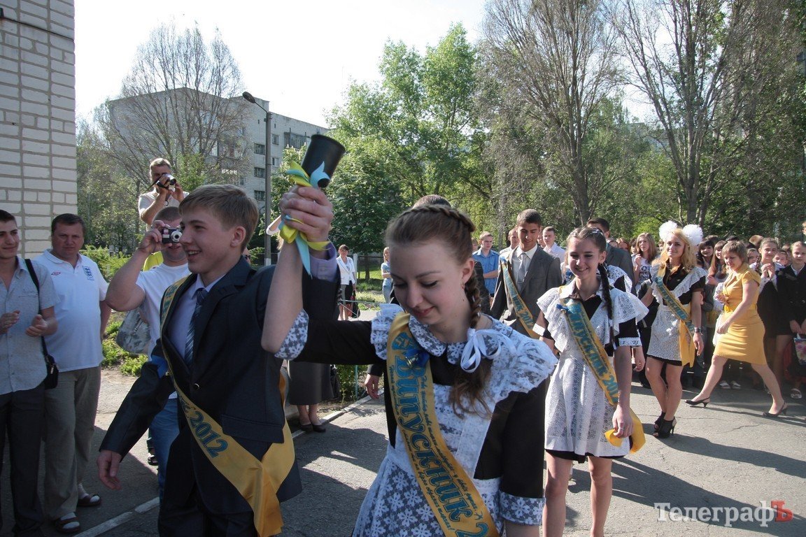 Сегодня у одиннадцатиклассников - последний звонок (ФОТОРЕПОРТАЖ) Сегодня у одиннадцатиклассников - последний звонок (ФОТОРЕПОРТАЖ)