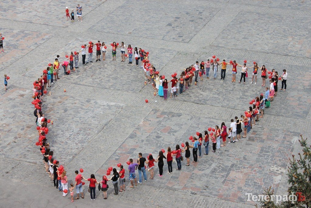 123 кременчужанина на площади Победы изобразили «Живое сердце» (Фото, Видео) 123 кременчужанина на площади Победы изобразили «Живое сердце» (Фото, Видео)