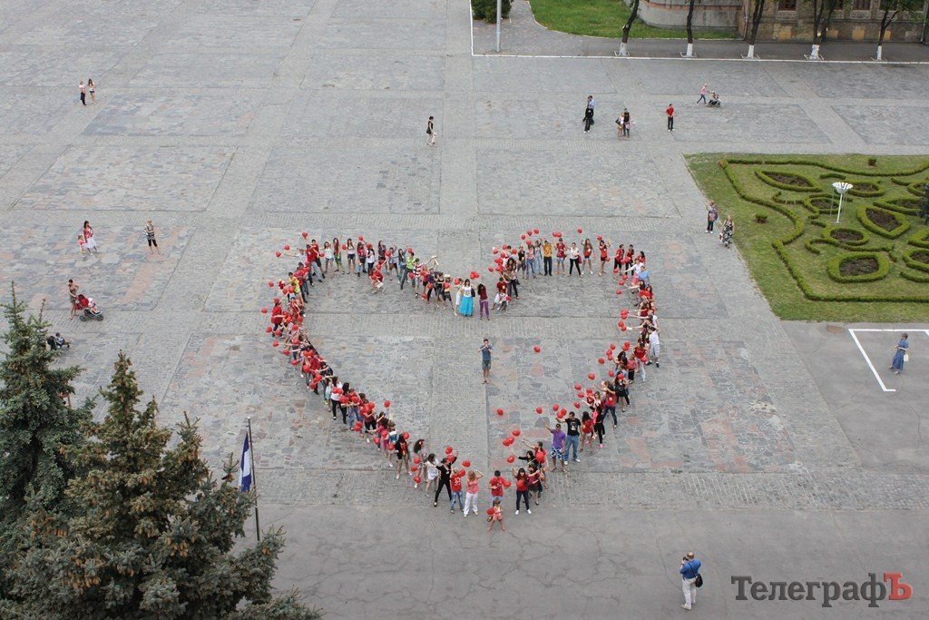 123 кременчужанина на площади Победы изобразили «Живое сердце» (Фото, Видео) 123 кременчужанина на площади Победы изобразили «Живое сердце» (Фото, Видео)