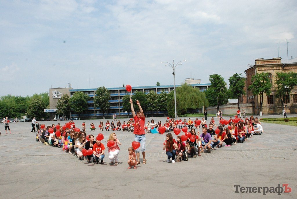 123 кременчужанина на площади Победы изобразили «Живое сердце» (Фото, Видео) 123 кременчужанина на площади Победы изобразили «Живое сердце» (Фото, Видео)