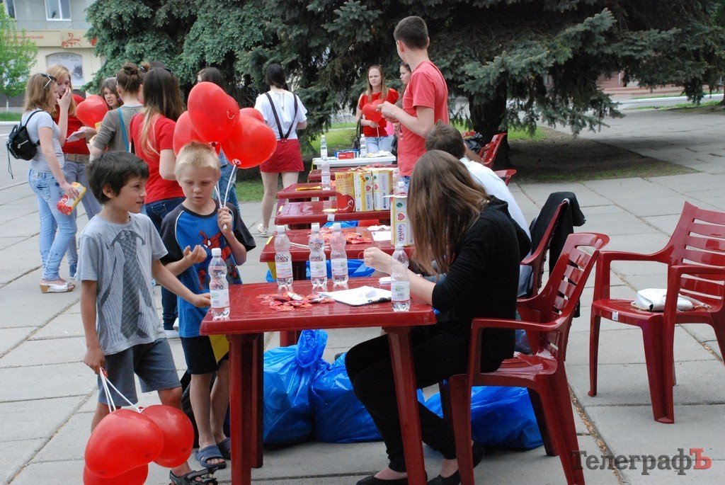 123 кременчужанина на площади Победы изобразили «Живое сердце» (Фото, Видео) 123 кременчужанина на площади Победы изобразили «Живое сердце» (Фото, Видео)