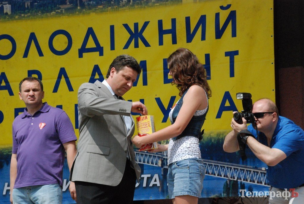 123 кременчужанина на площади Победы изобразили «Живое сердце» (Фото, Видео) 123 кременчужанина на площади Победы изобразили «Живое сердце» (Фото, Видео)