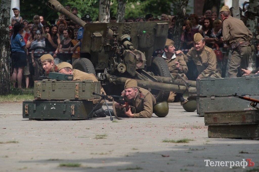 Кременчужанам показали реконструкцию боя за Берлин (Фото, Видео) Кременчужанам показали реконструкцию боя за Берлин (Фото, Видео)