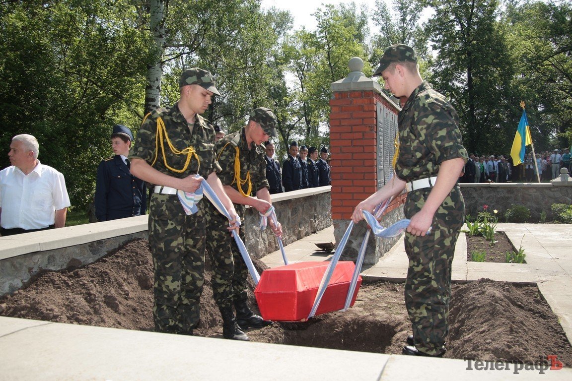В Белецковке захоронили останки советского лётчика, погибшего в 1941 году под Кременчугом (ФОТОРЕПОРТАЖ) В Белецковке захоронили останки советского лётчика, погибшего в 1941 году под Кременчугом (ФОТОРЕПОРТАЖ)