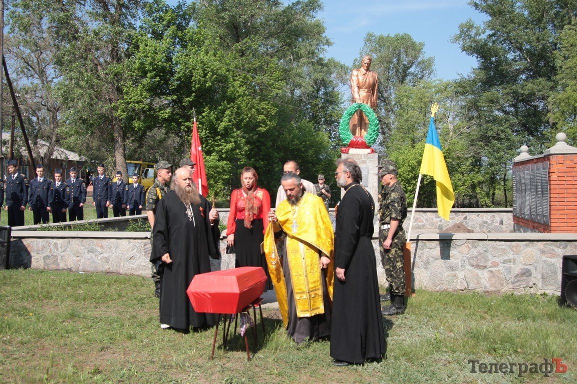 В Белецковке захоронили останки советского лётчика, погибшего в 1941 году под Кременчугом (ФОТОРЕПОРТАЖ) В Белецковке захоронили останки советского лётчика, погибшего в 1941 году под Кременчугом (ФОТОРЕПОРТАЖ)