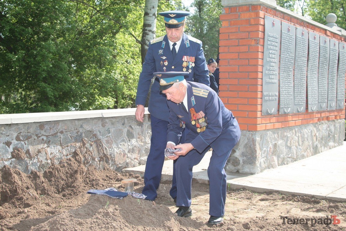 В Белецковке захоронили останки советского лётчика, погибшего в 1941 году под Кременчугом (ФОТОРЕПОРТАЖ) В Белецковке захоронили останки советского лётчика, погибшего в 1941 году под Кременчугом (ФОТОРЕПОРТАЖ)