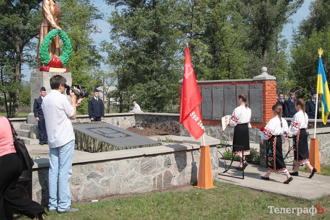 В Белецковке захоронили останки советского лётчика, погибшего в 1941 году под Кременчугом (ФОТОРЕПОРТАЖ) В Белецковке захоронили останки советского лётчика, погибшего в 1941 году под Кременчугом (ФОТОРЕПОРТАЖ)