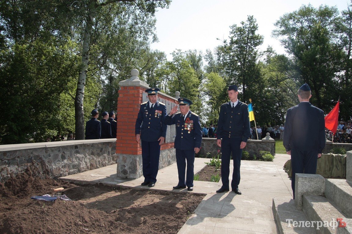 В Белецковке захоронили останки советского лётчика, погибшего в 1941 году под Кременчугом (ФОТОРЕПОРТАЖ) В Белецковке захоронили останки советского лётчика, погибшего в 1941 году под Кременчугом (ФОТОРЕПОРТАЖ)